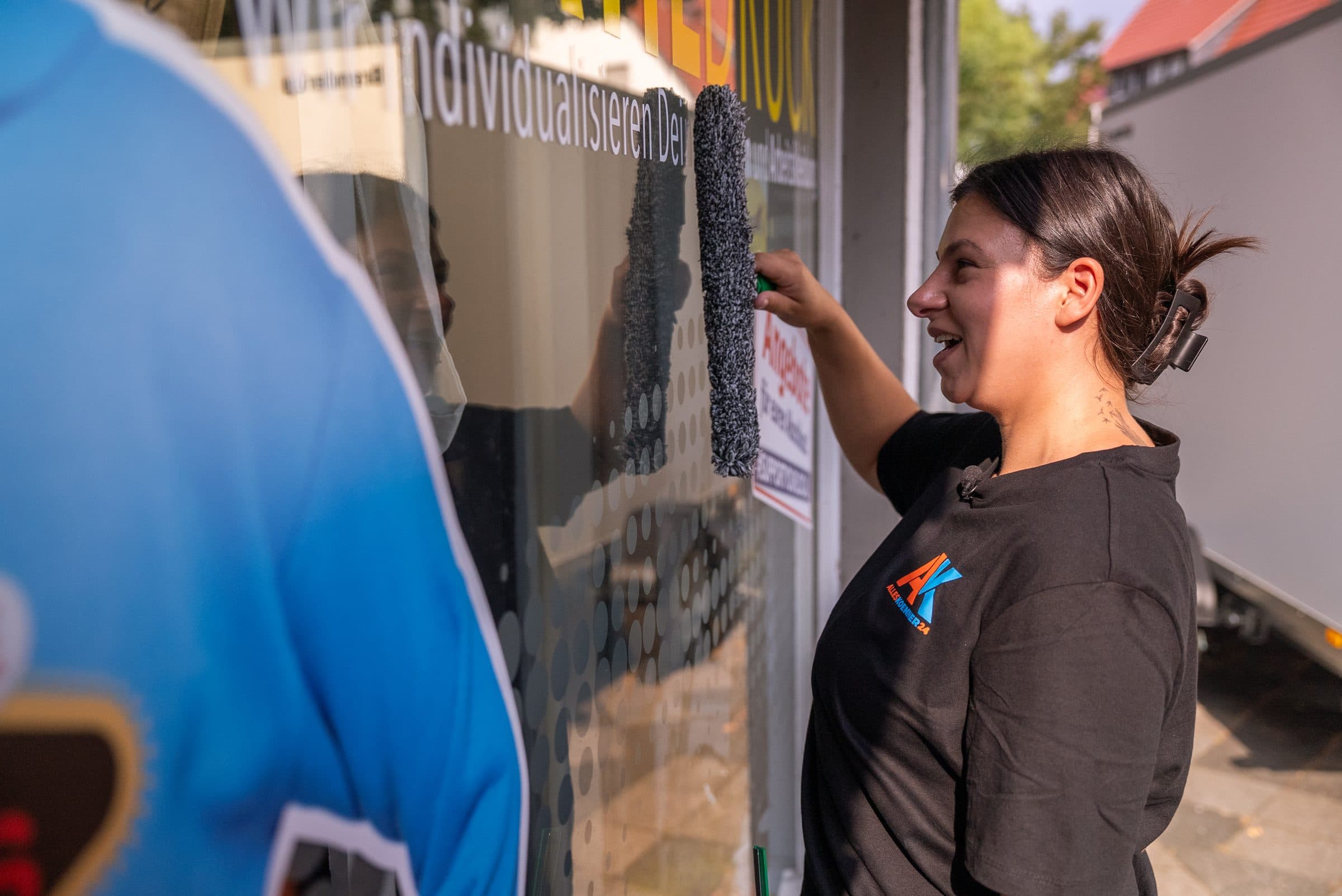 Fensterreinigung vor Ort – helles, klares Ergebnis