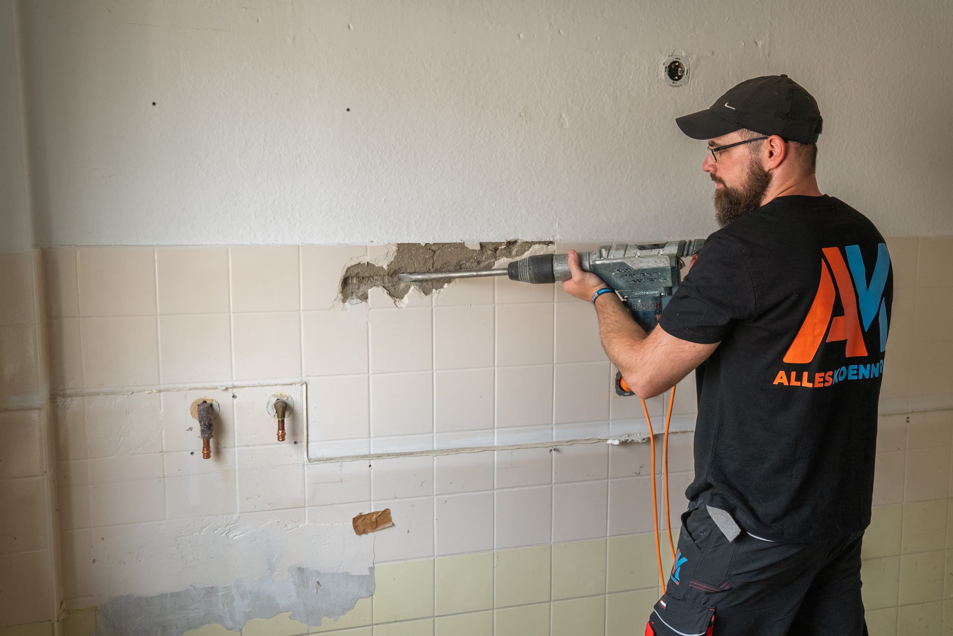 Alleskoenner im Einsatz in einer Wohnung in Berlin – konzentriert an Wand und Installation